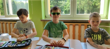 uczeń w zielonych okularach przeciwsłonecznych