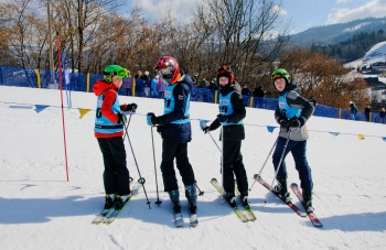 uczniowie na stoku narciarskim1