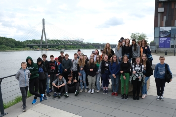Uczniowie na wycieczce w Warszawie przy rzece Wiśle