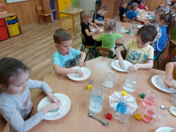 Dzieci pracujące przy stoliku