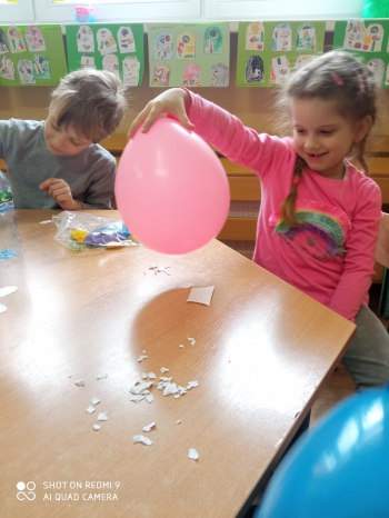 Eksperyment z balonem - przyciąganie drobnych przedmiotów